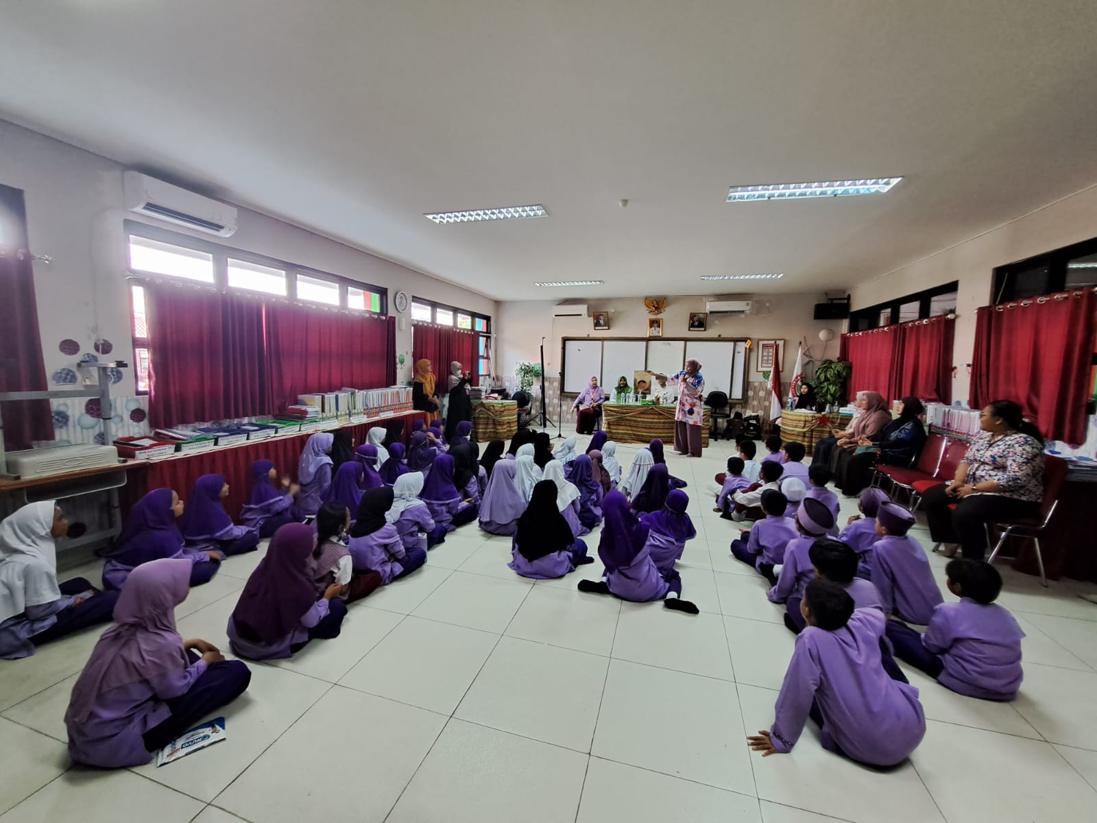 Ketupat Betawi Ketemu Pemustaka Bersama Tim Wisata Literasi SDN Kenari 01